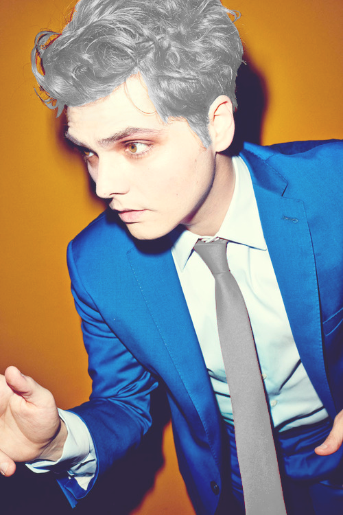 Gerard Way With Hair And Tie That Matches Your Blogs - Gerard Way ...